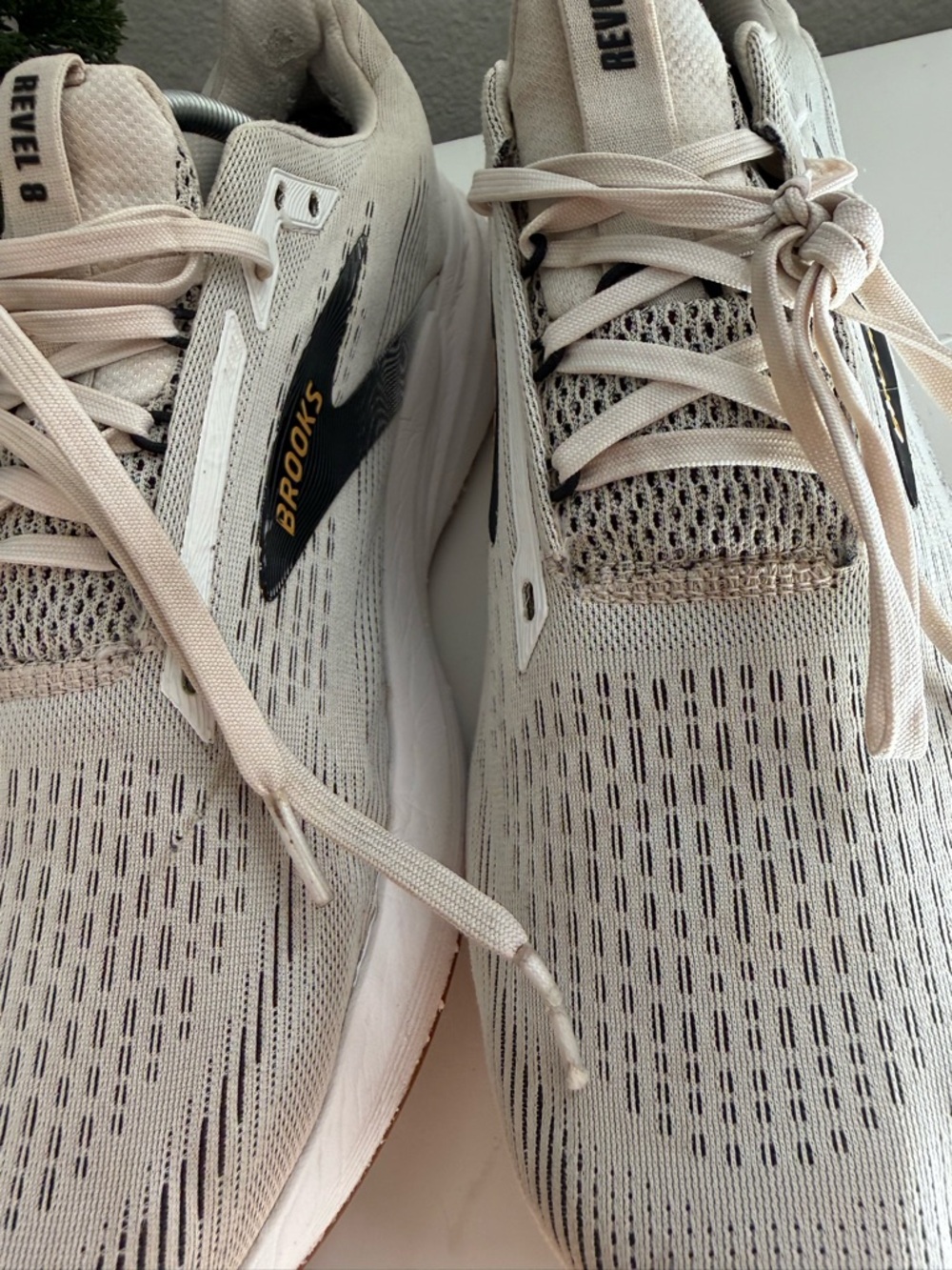 Brooks Revel 8 Men's Running Shoe in White with Black and Gold Logo - Picture 3 of 10